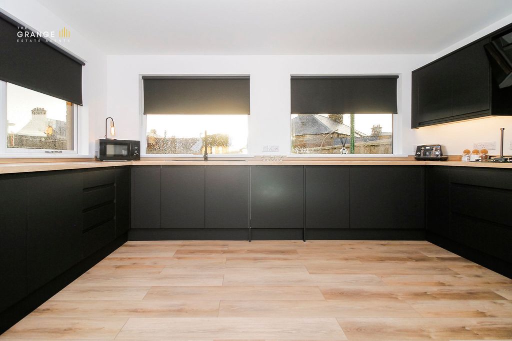 Property photo 3 of 32