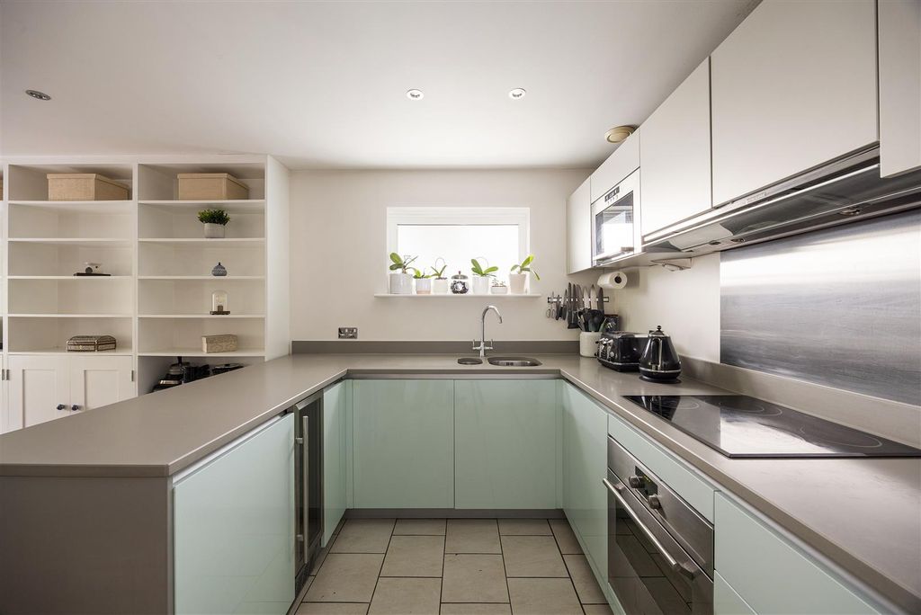 Property photo 2 of 21 New Wanstead, E11