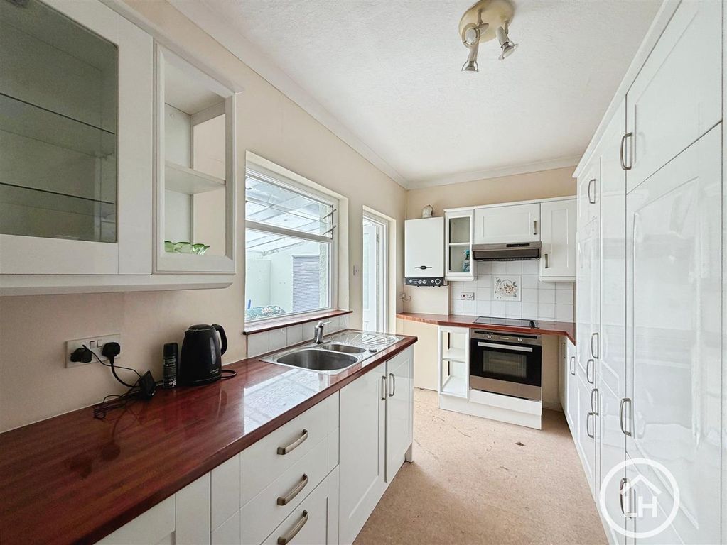 Property photo 2 of 11 Kitchen