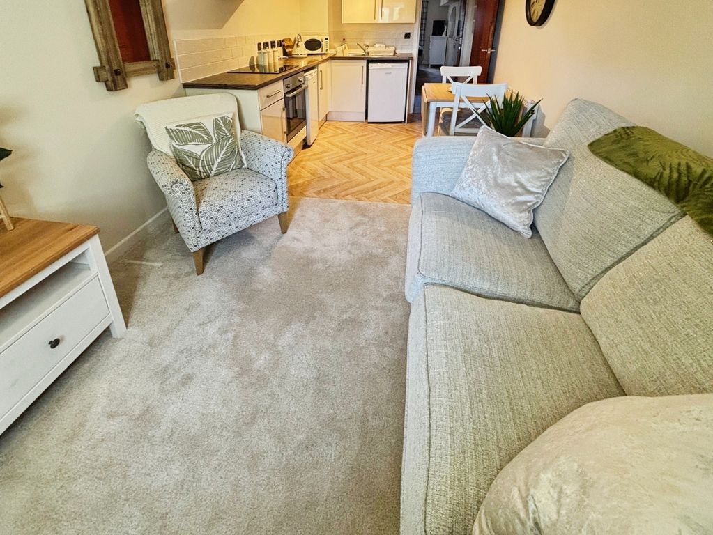 Property photo 3 of 11 Pbox-Img.Jpeg