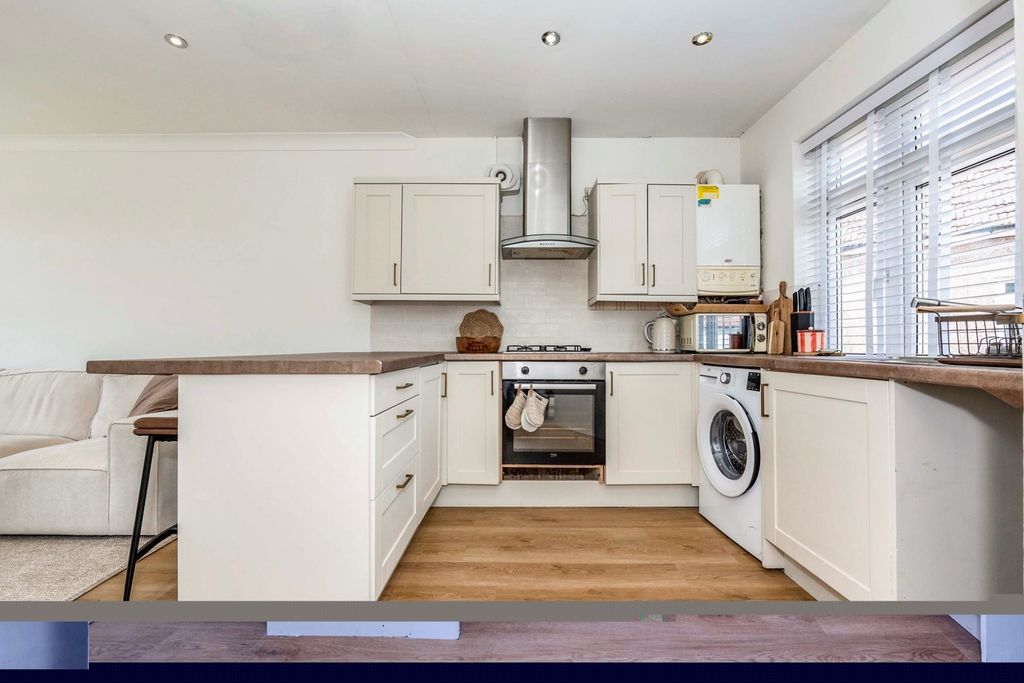 Property photo 3 of 9 Kitchen