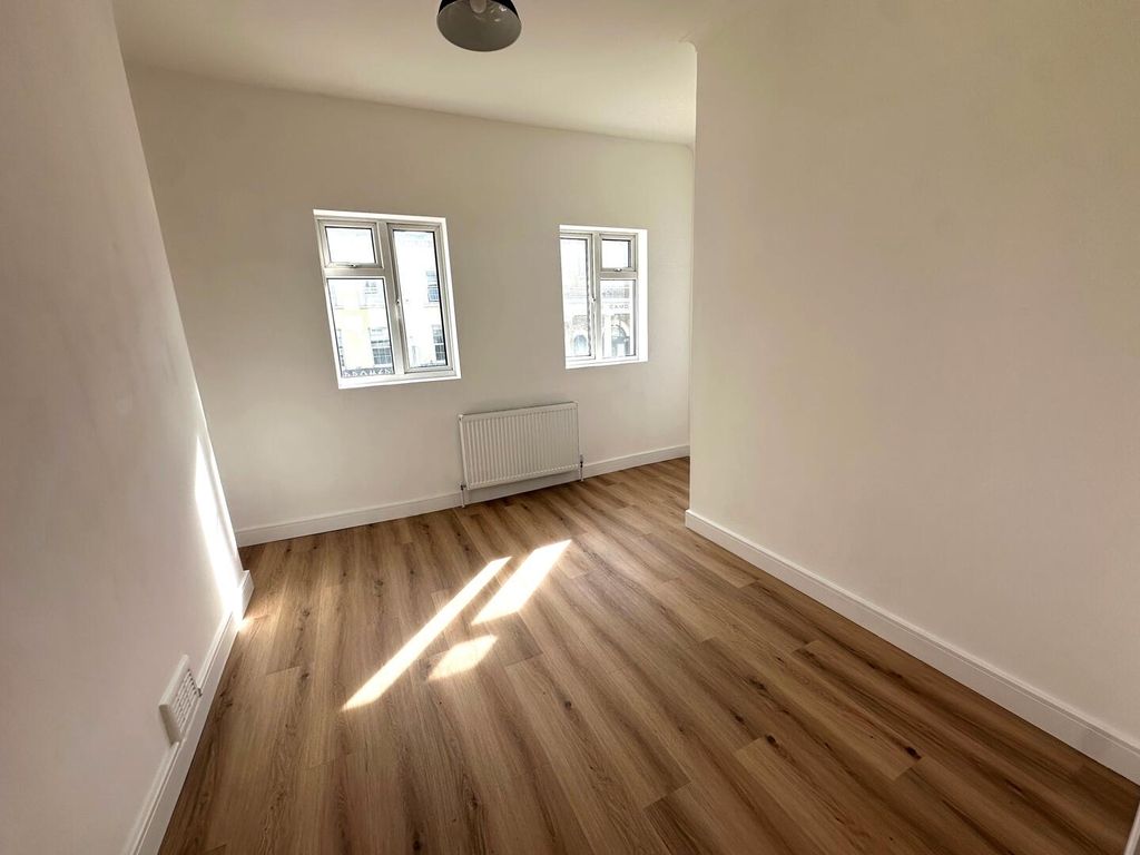 Property photo 1 of 7 Living Room