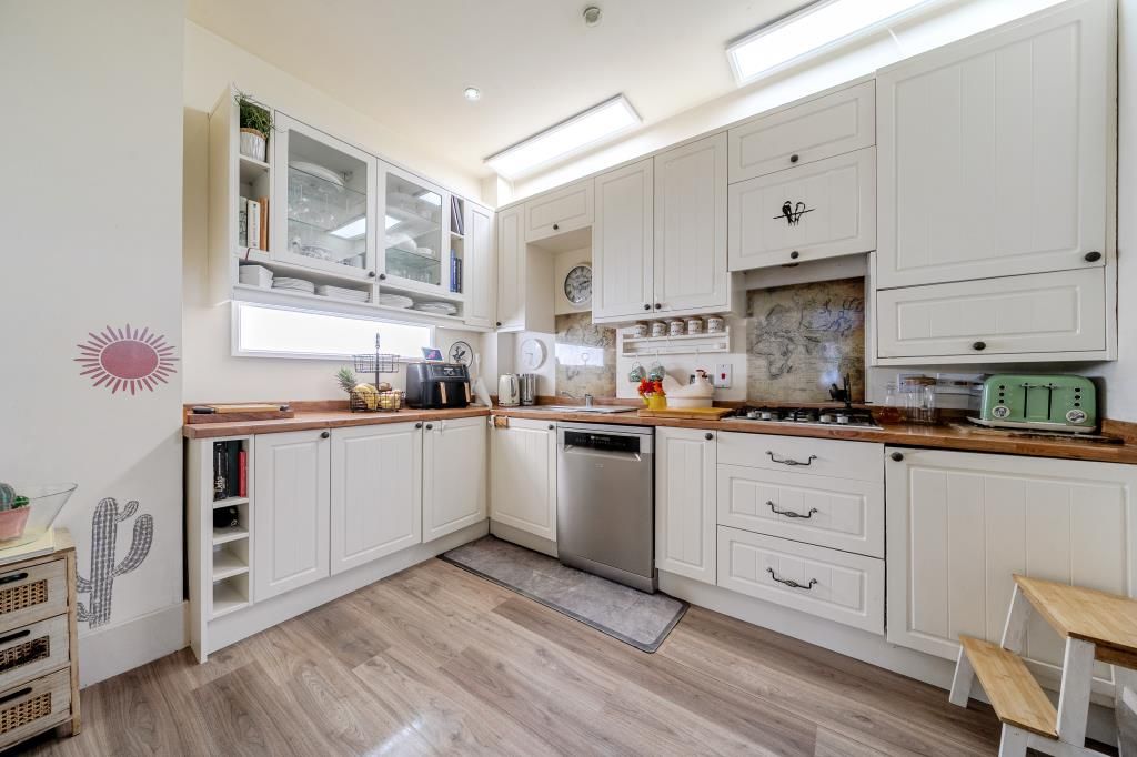 Property photo 3 of 19 Kitchen
