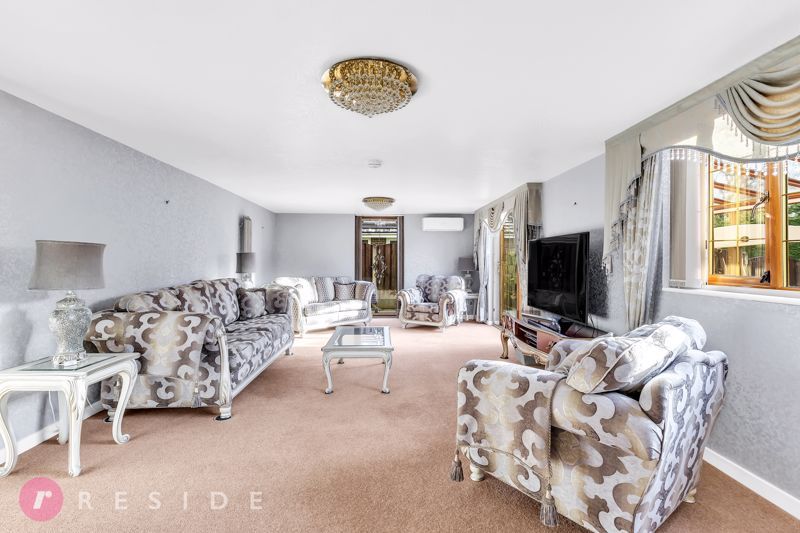 Property photo 2 of 34 Lounge