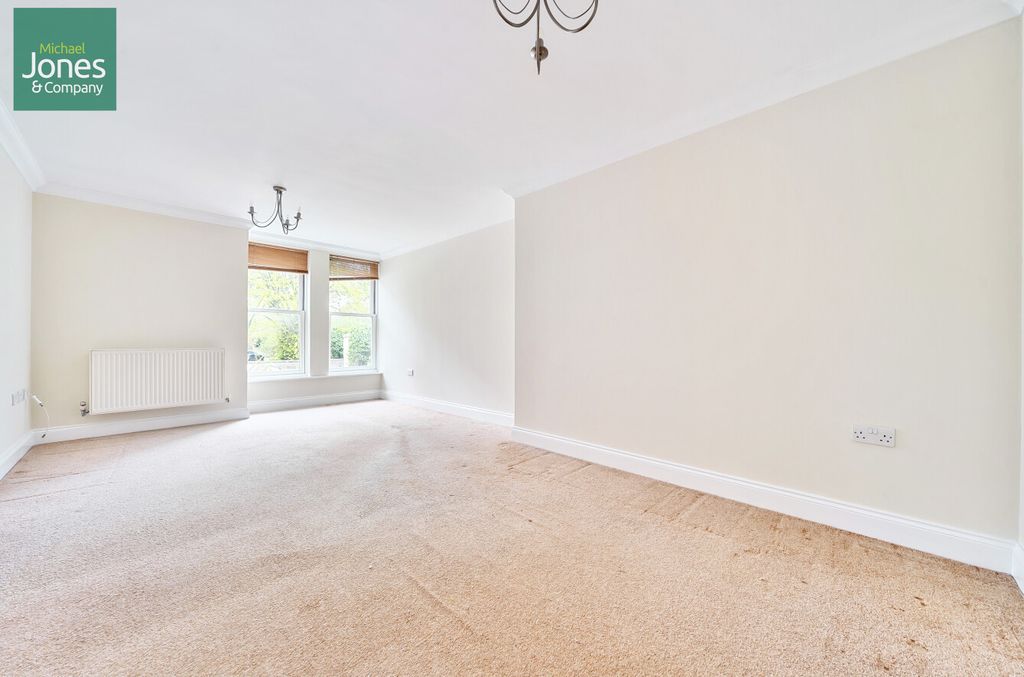 Property photo 3 of 11 Lounge