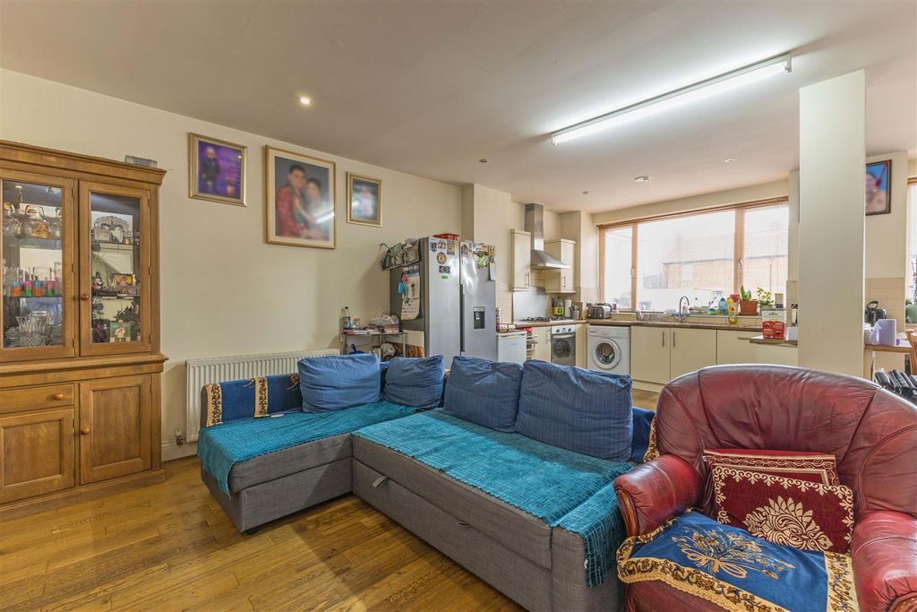 Property photo 2 of 16 4 Asprey Place-7.Jpg
