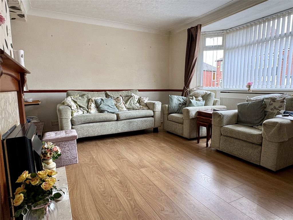 Property photo 3 of 12 Lounge