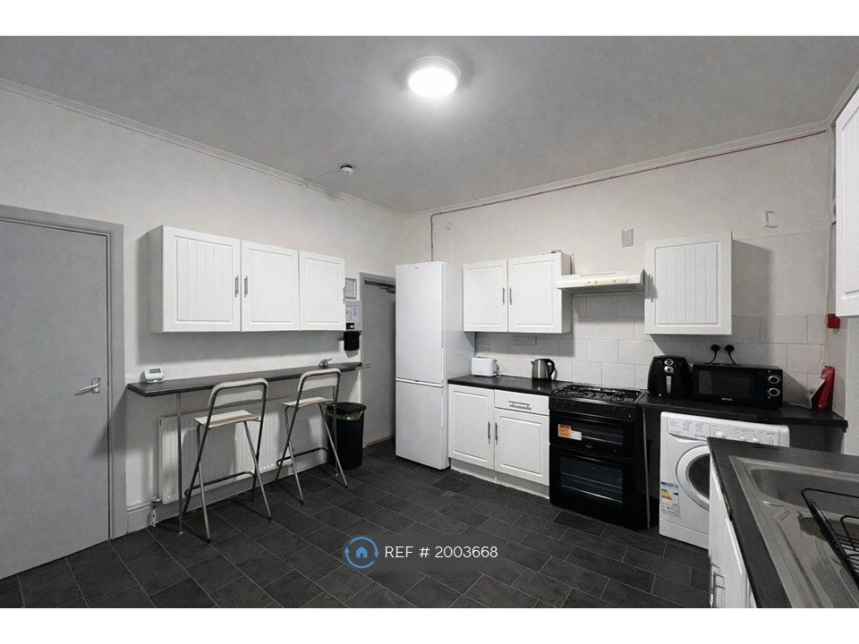 Property photo 3 of 9 Kitchen