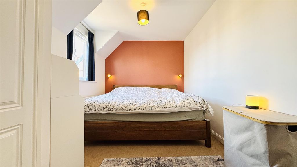 Property photo 3 of 21 Bedroom 1