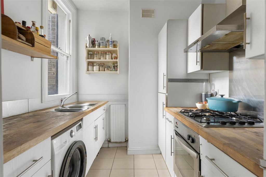 Property photo 3 of 19 Kitchen