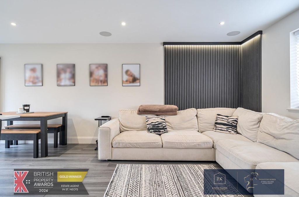 Property photo 2 of 19 Lounge Area.