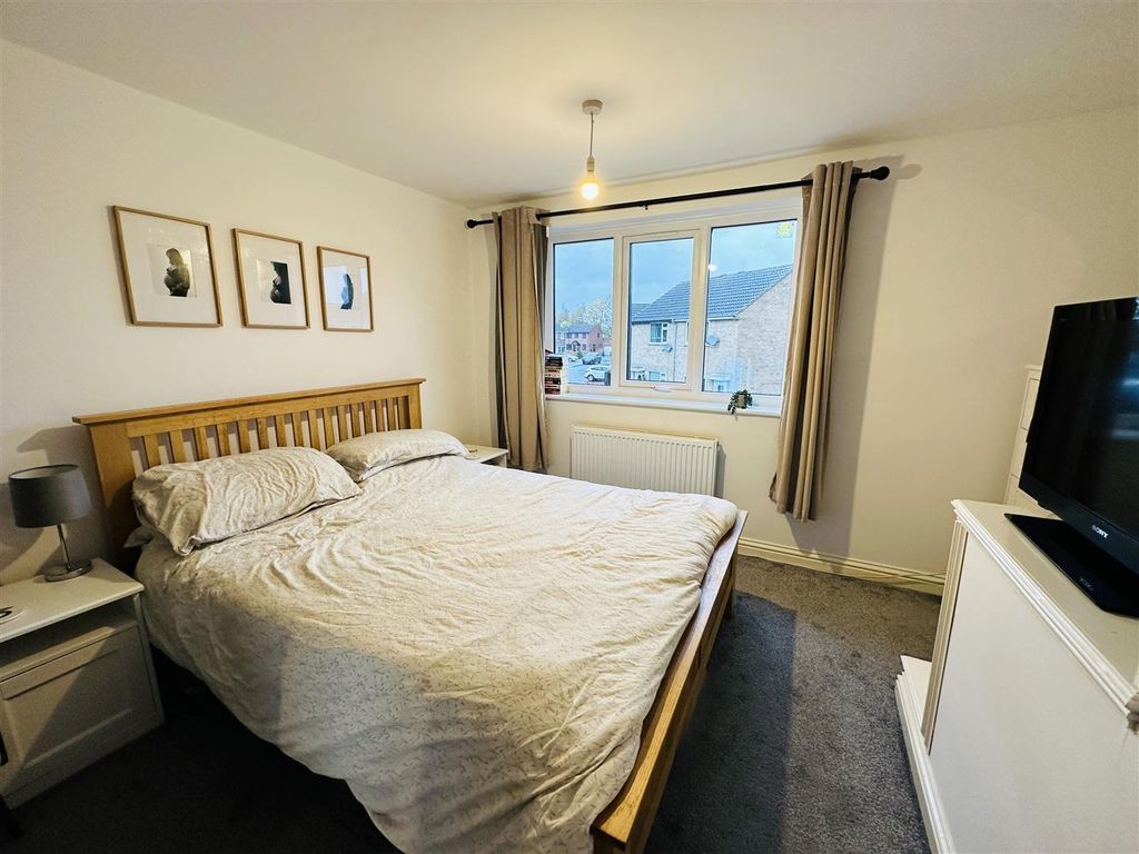 Property photo 3 of 10 Bed 1.Jpg