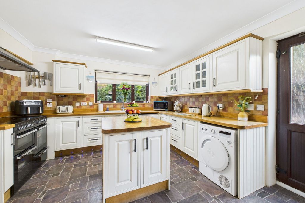 Property photo 3 of 23