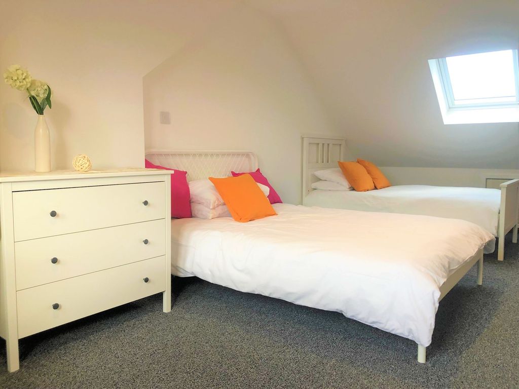 Property photo 1 of 12 A Bright And Welcoming Double Bedroom Featuring Tw...