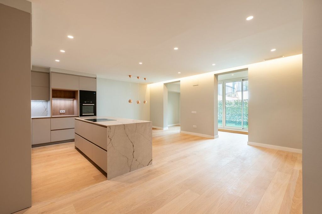 Property photo 1 of 35 Magnificent Refurbished Apartment With A Terrace In The Centre Of Barcelona