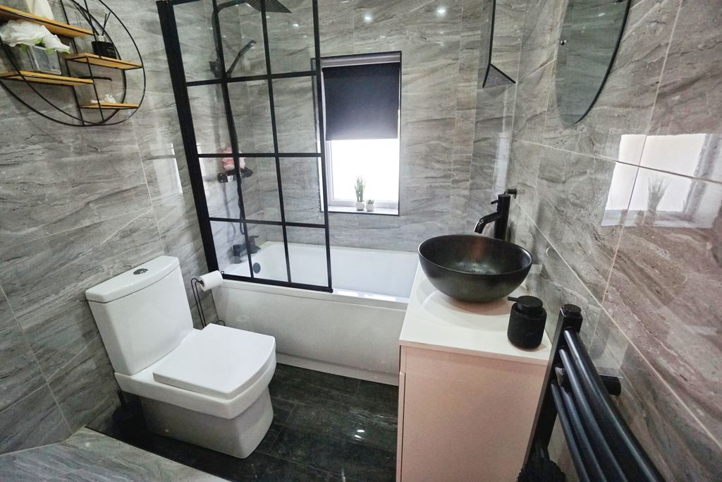 Property photo 3 of 20 Bathroom