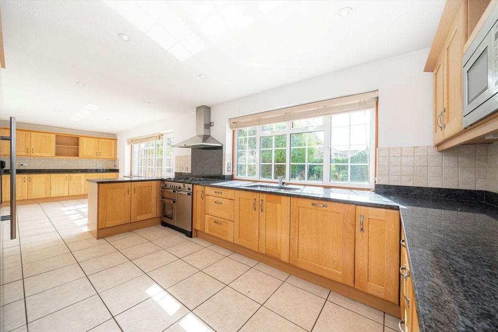 Property photo 2 of 22