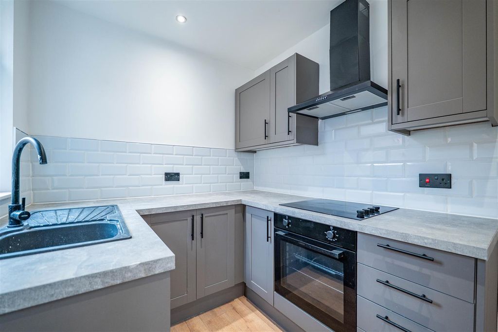 Property photo 3 of 18 Kitchen