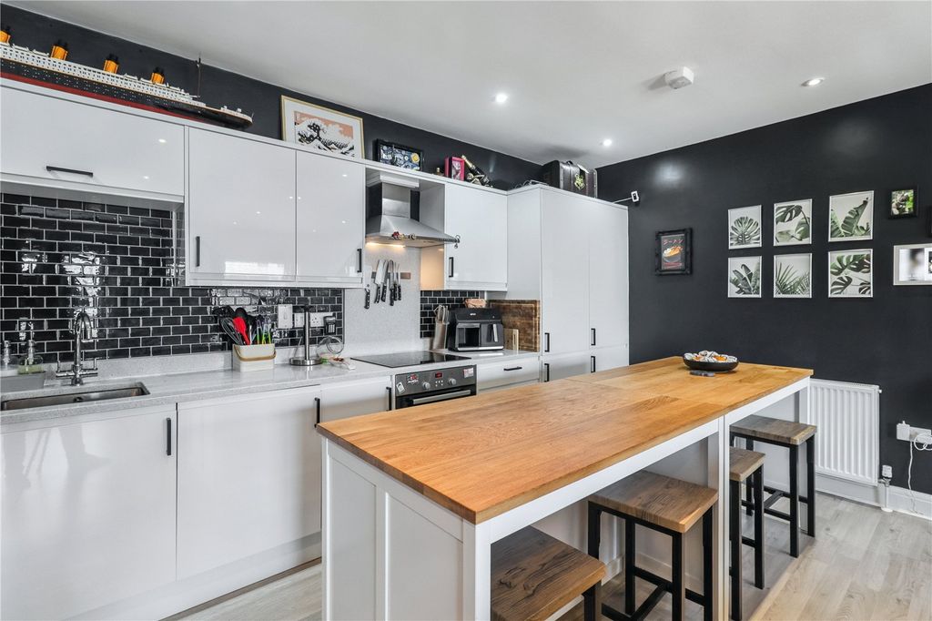 Property photo 1 of 10 Kitchen