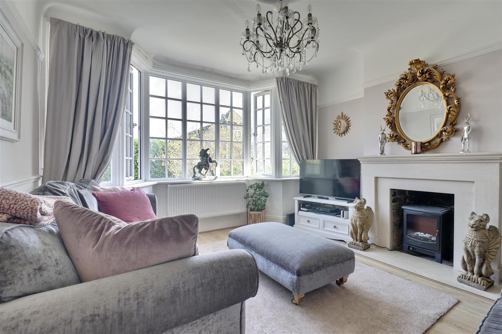 Property photo 3 of 34 F4A2820A-Ff05-48Ab-B4C2-96527A17E805_1_201_A.Jpeg