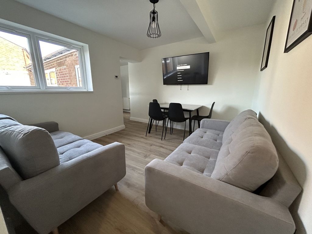 Property photo 2 of 15 A Spacious And Inviting Modern Living Room, Perfec...