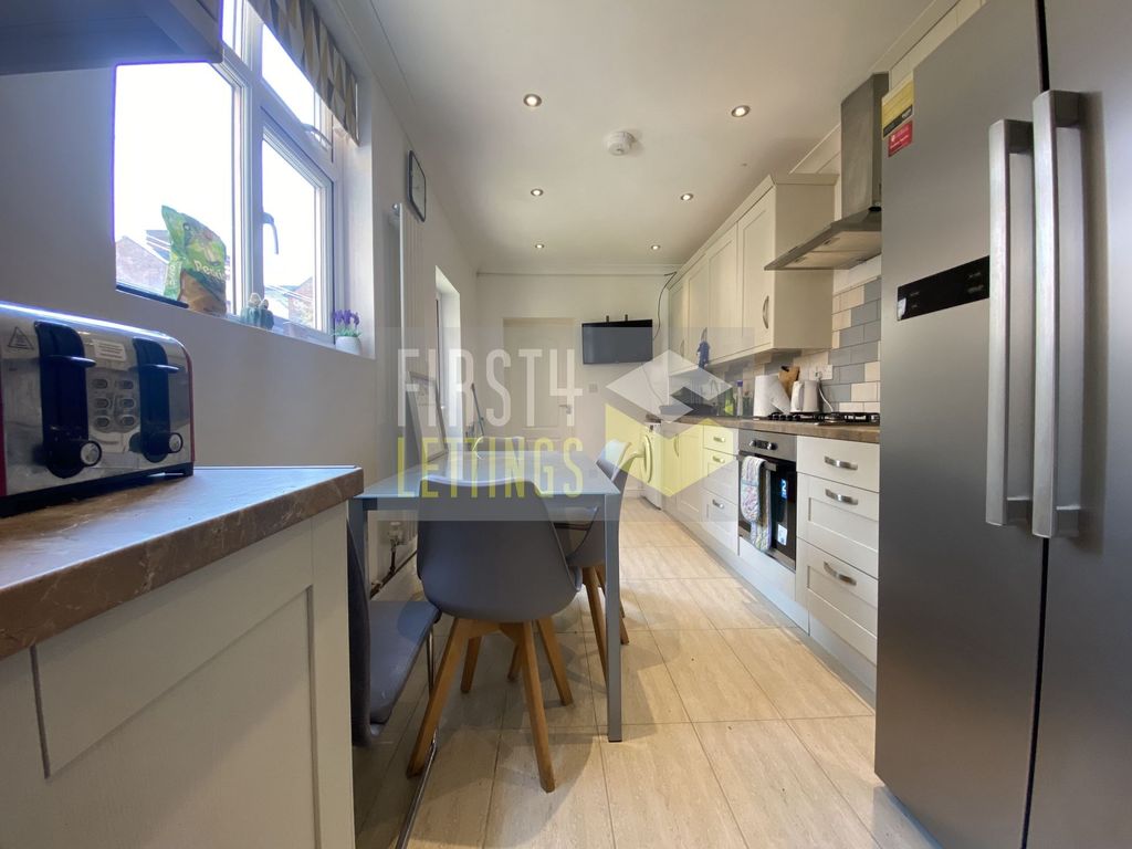 Property photo 3 of 8 Photo 4