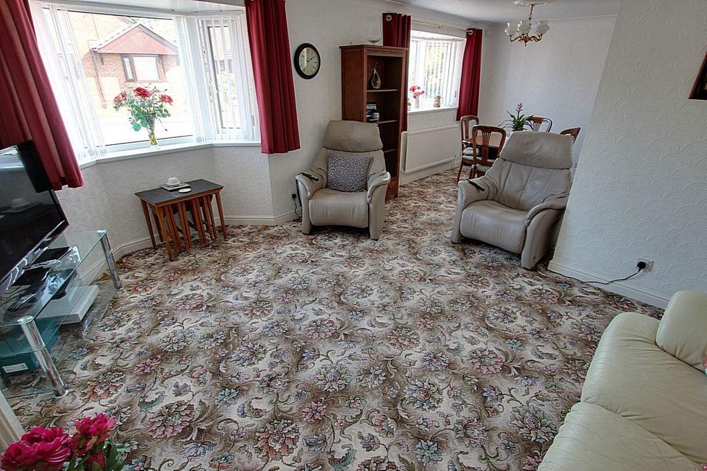 Property photo 2 of 10 Lounge