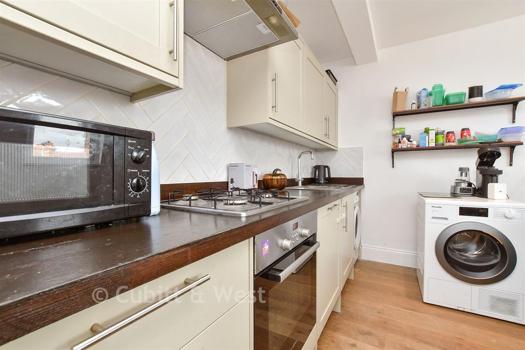 Property photo 3 of 8 Lounge / Kitchen / Diner
