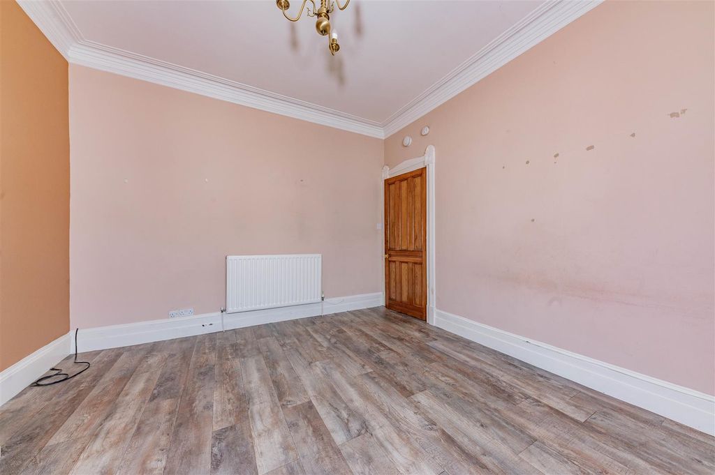 Property photo 3 of 10 306B Queen Street Bf-2.Jpg