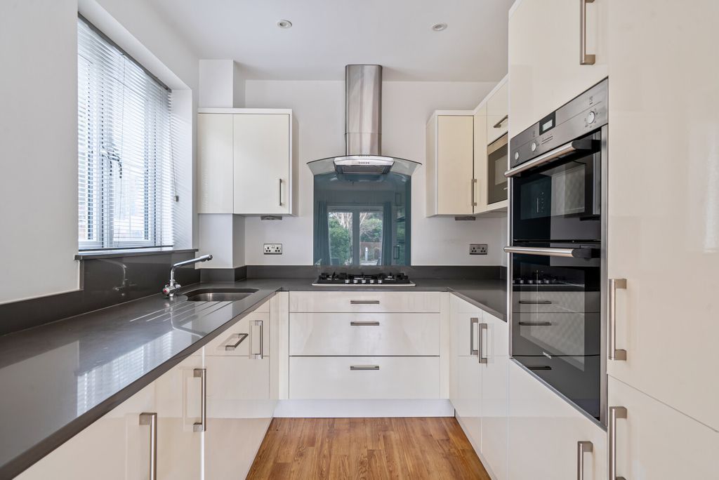 Property photo 3 of 20 1388212-10-694401...