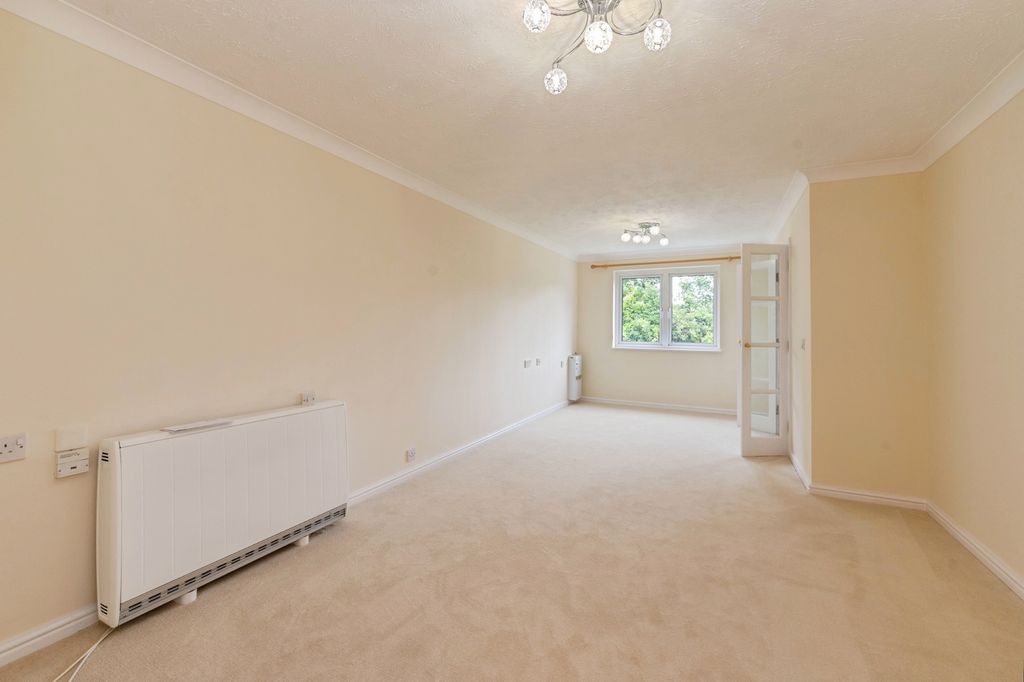 Property photo 1 of 12 Lounge