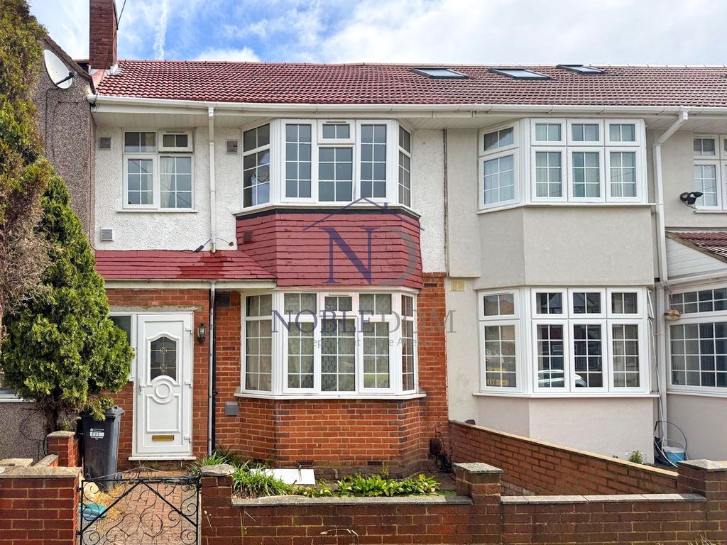 Property photo 1 of 10 Three Bedroom Terraced House In Hounslow