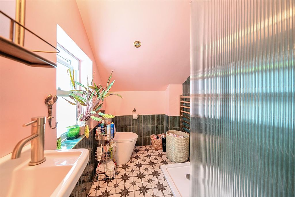 Property photo 3 of 18 1297678-19-68306571008Eb-Arw.Jpg