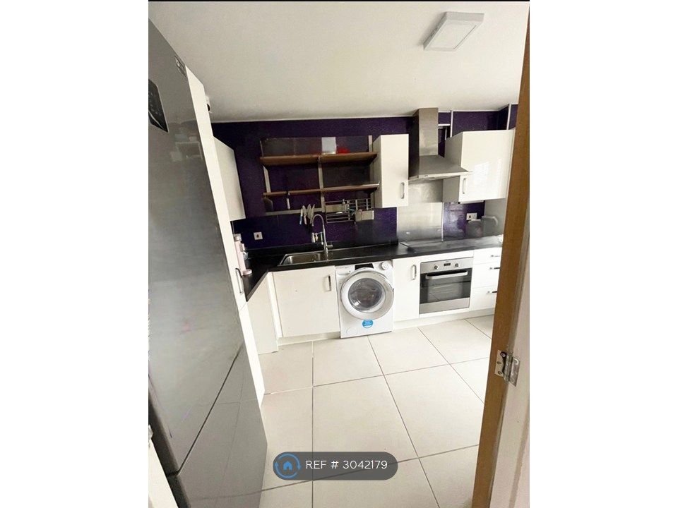Property photo 3 of 12 Kitchen