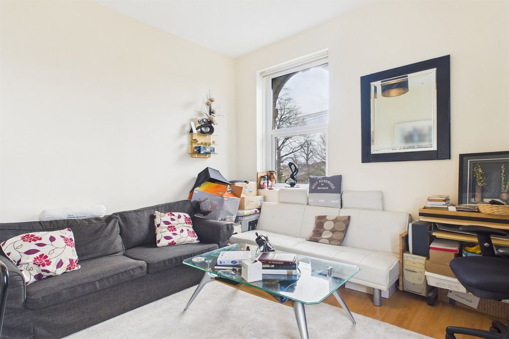 Property photo 2 of 11 Livingroom