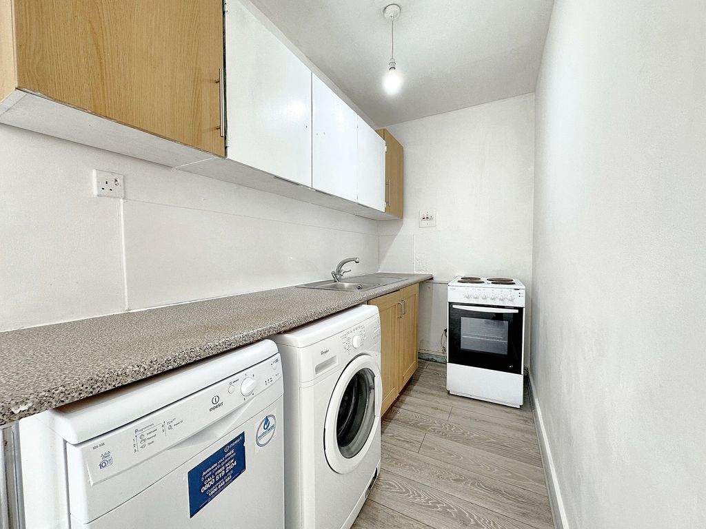 Property photo 3 of 7 Kitchen