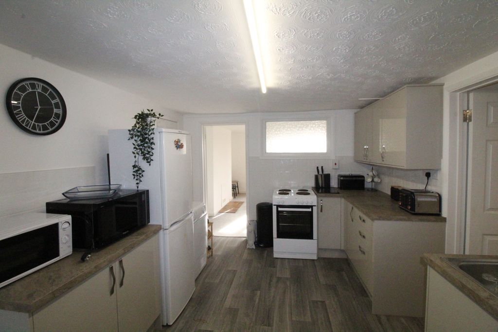 Property photo 2 of 10 Kitchen