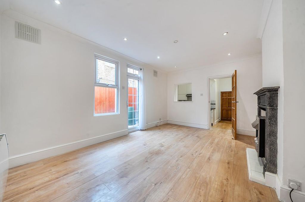 Property photo 2 of 12 Lounge.Jpg