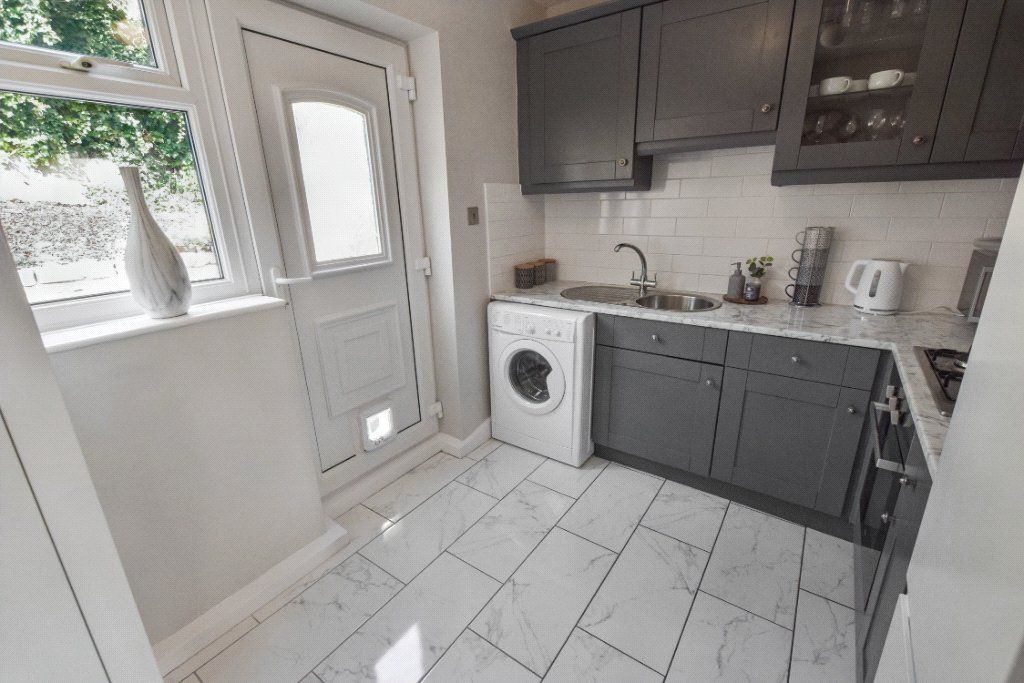 Property photo 3 of 14 Kitchen