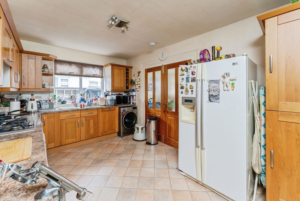 Property photo 3 of 16 Kitchen