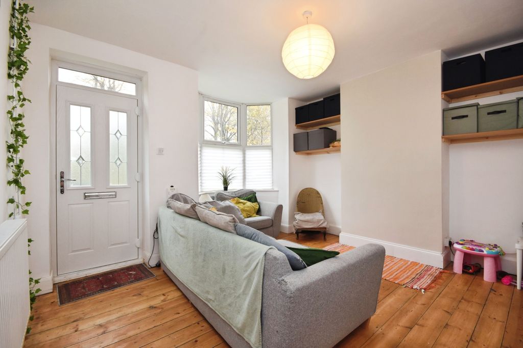 Property photo 3 of 18 Lounge