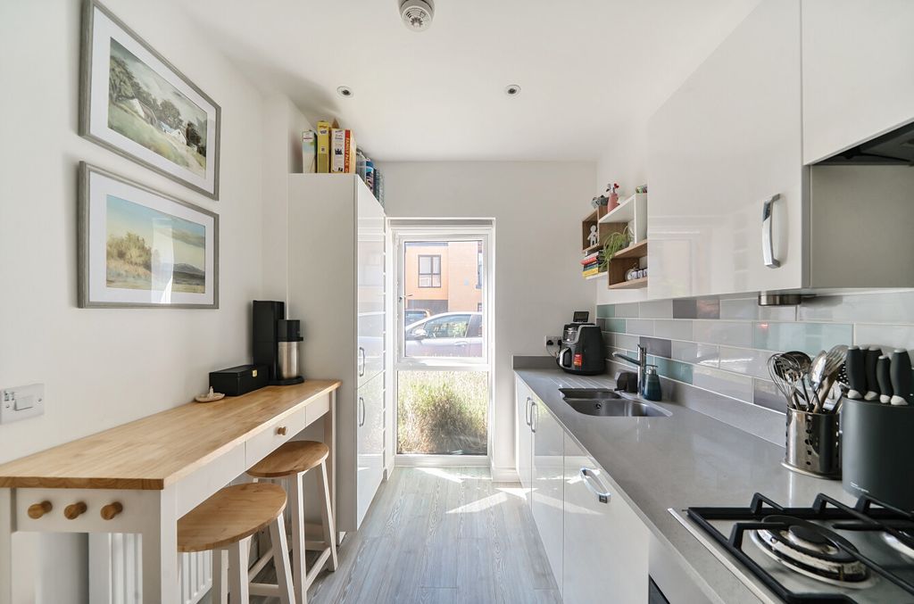 Property photo 3 of 16 1321309-14-686Fb2...