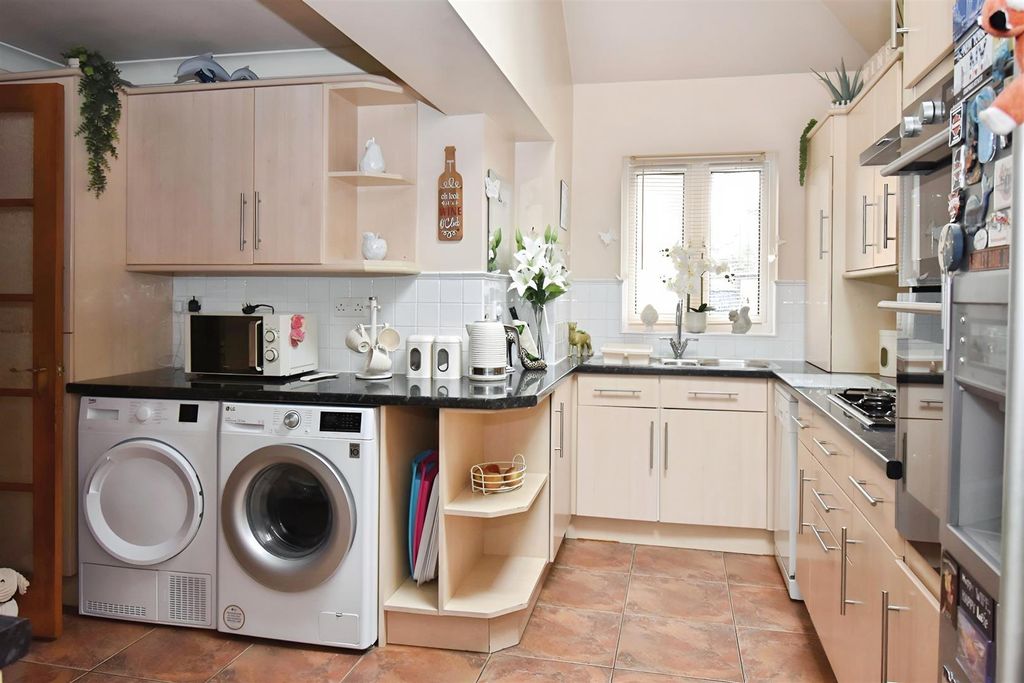 Property photo 2 of 22 2De23622-Fc 20Kitchen 20Front 20.Jpg