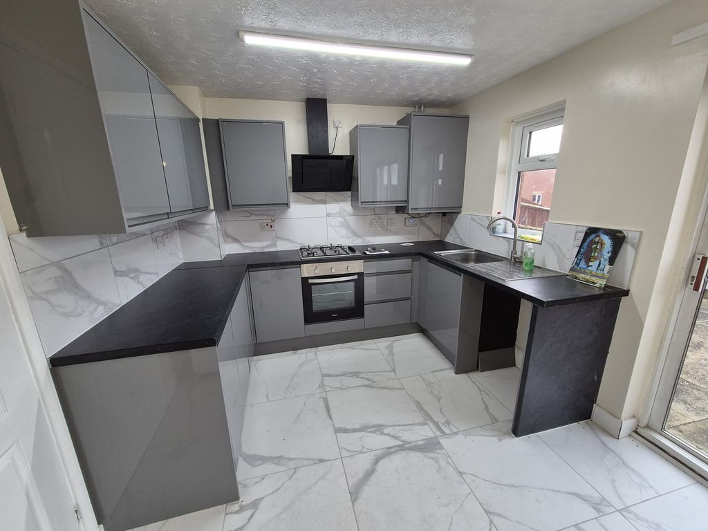 Property photo 3 of 9 Kitchen