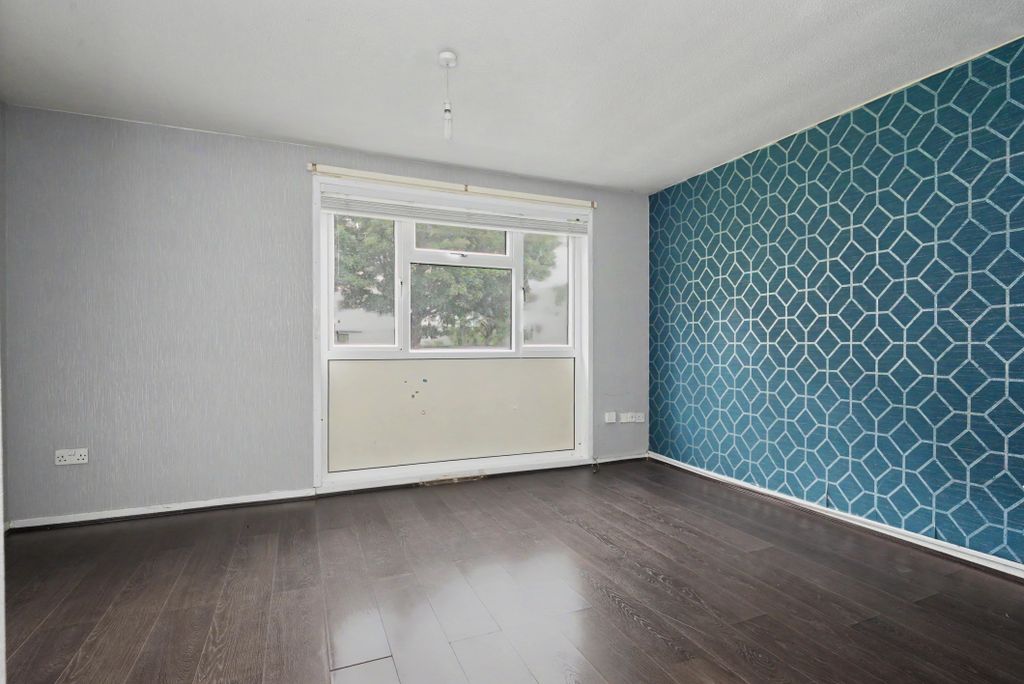 Property photo 3 of 15 9 Heddon Close, Bradford, West Yorkshire, Bd5 0Tb