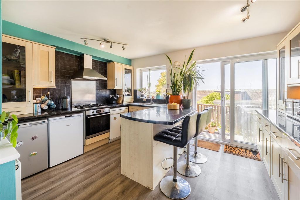 Property photo 3 of 22 127 Thornhill Rise -2.Jpg