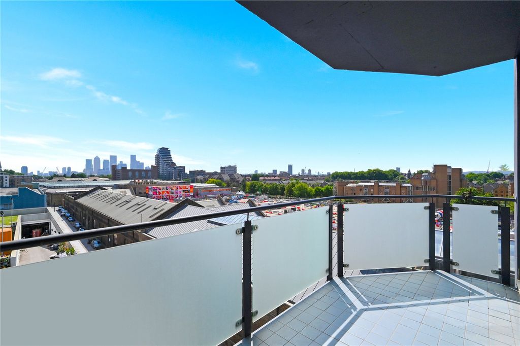 Property photo 2 of 11 Balcony
