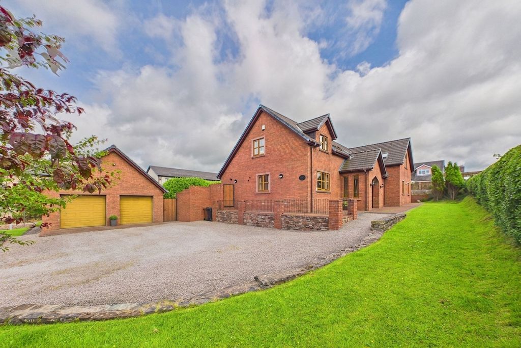 Property photo 2 of 35