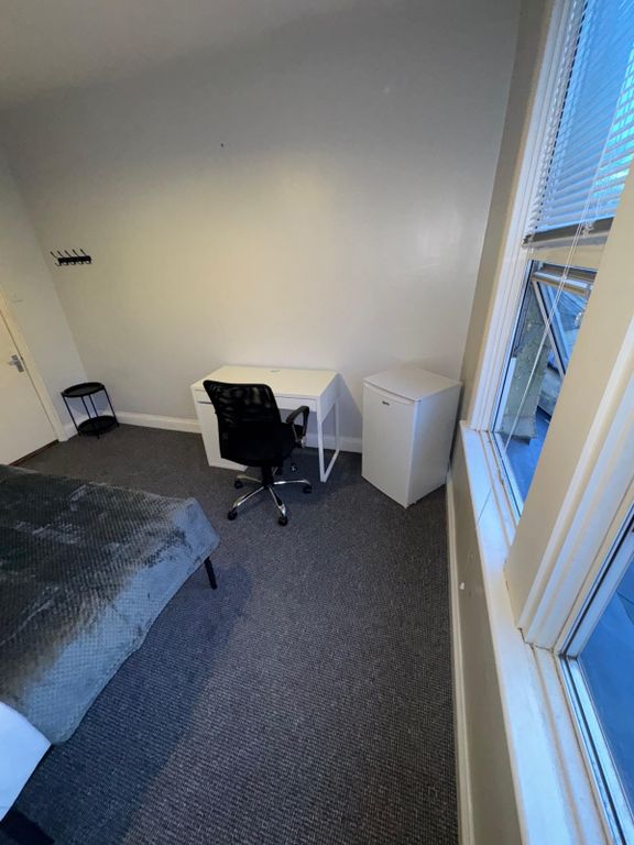 Property photo 2 of 8 Room