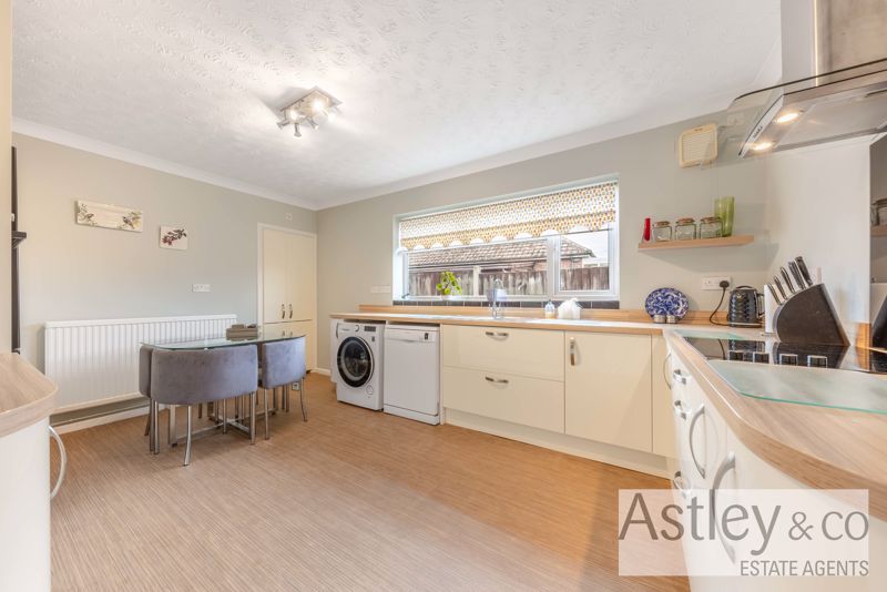 Property photo 3 of 17 Kitchen
